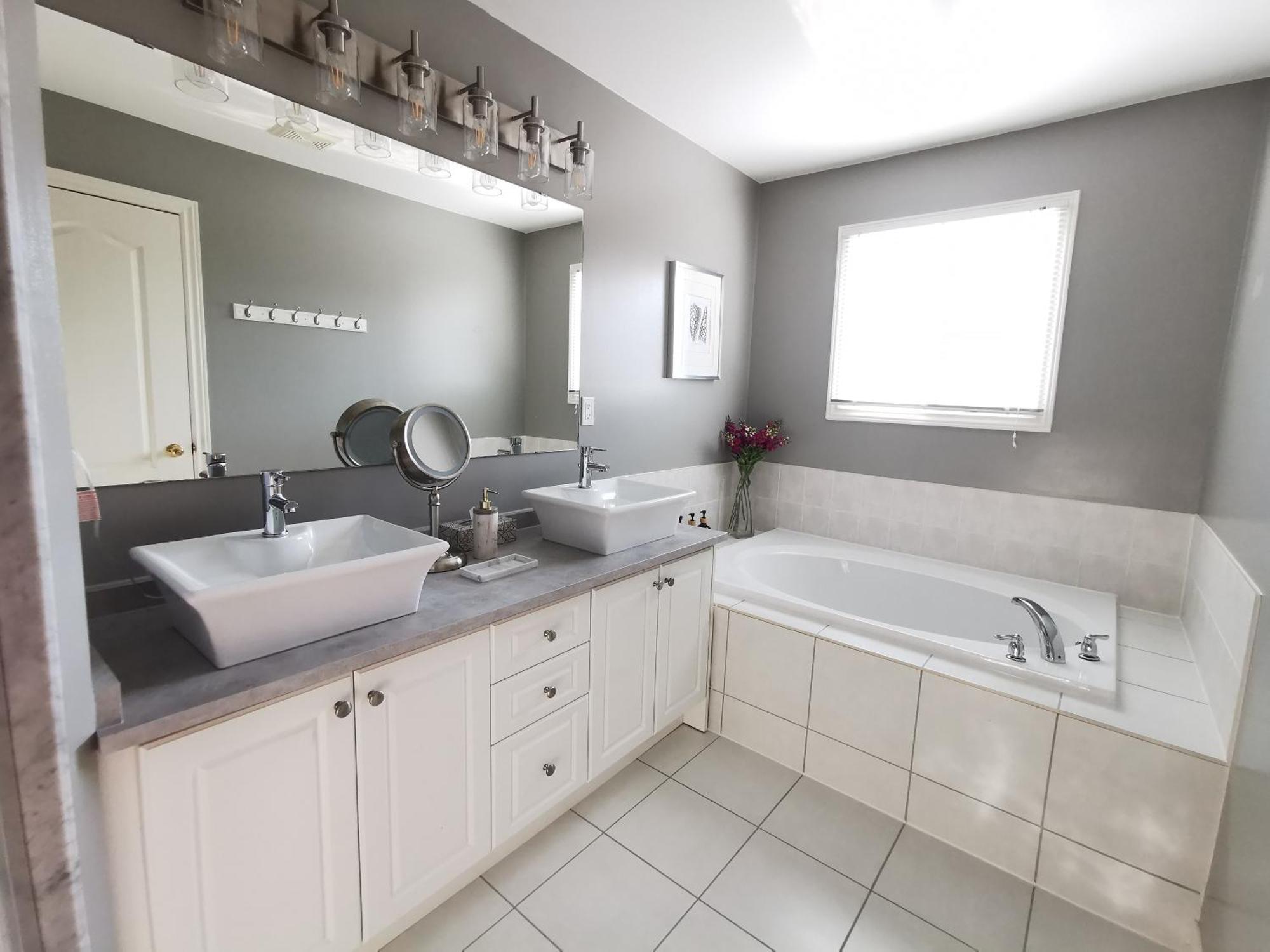 4 Bedroom 3 Washroom Charming Home In Markham With Warm Cozy Vibe Kültér fotó