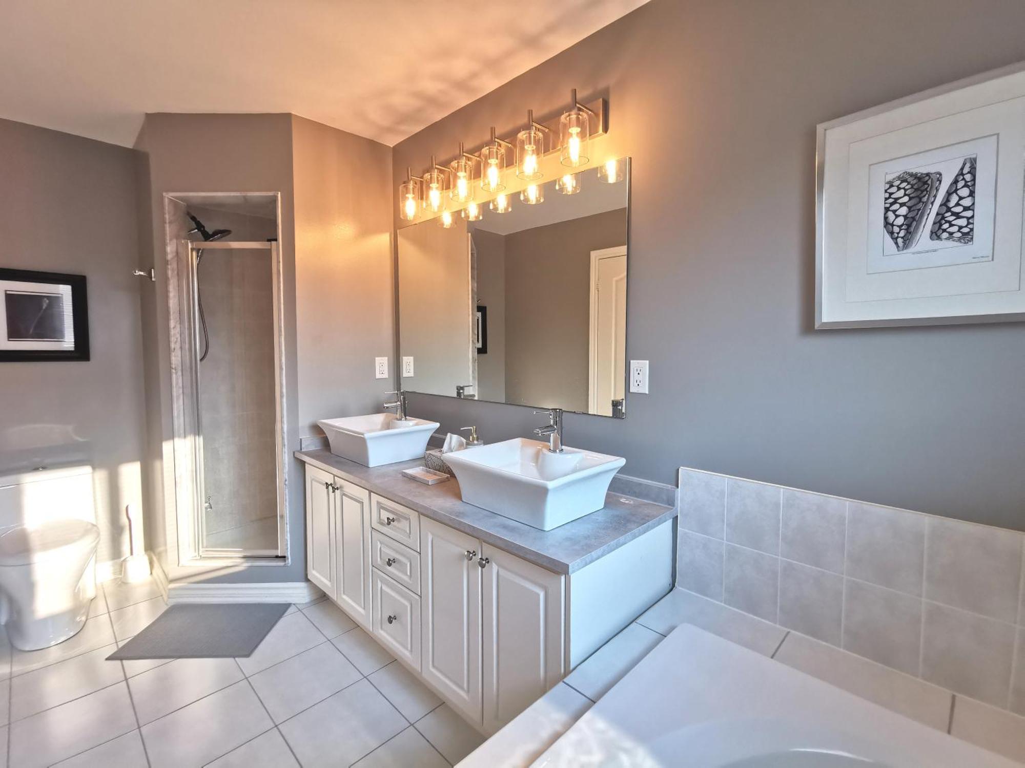 4 Bedroom 3 Washroom Charming Home In Markham With Warm Cozy Vibe Kültér fotó