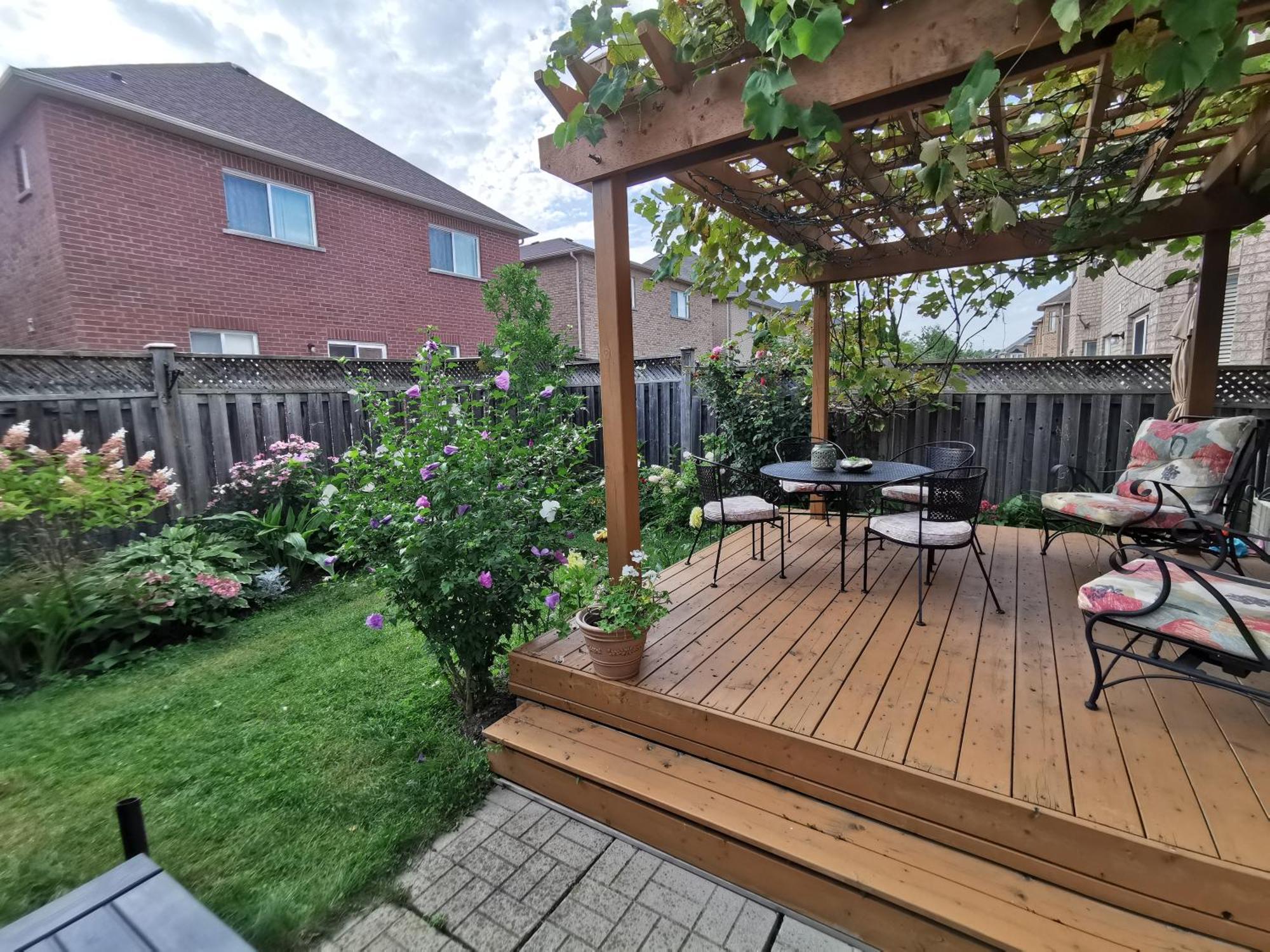 4 Bedroom 3 Washroom Charming Home In Markham With Warm Cozy Vibe Kültér fotó